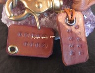 Lederanhänger mit Telefonnummer 